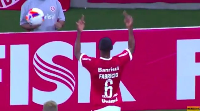 Sifflé par ses supporters Fabricio...pète un câble !