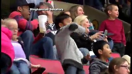 Un gamin déchire  en dansant sur Uptown Funk pendant un match de Hockey