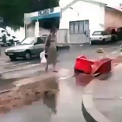 bak hele sunun yaptıgına komik