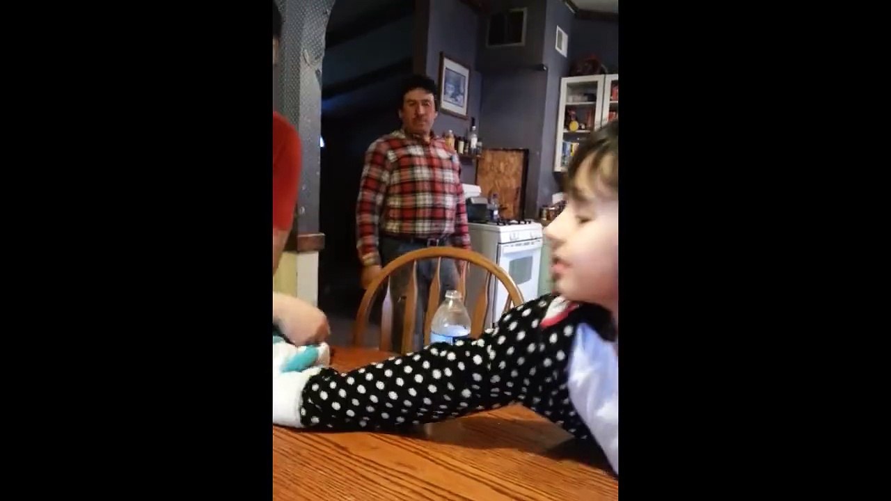 Un tour de magie avec une bouteille d'eau - Prank