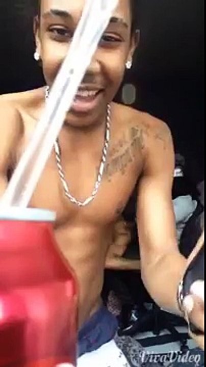 Ce gars se met un coup de taser tout seul : FAIL!