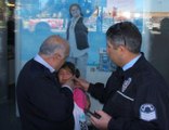 Suriyeli Minik Ayşe'ye Babası Mendil Sattırdı, Polis Gözyaşlarını Sildi