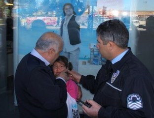 Suriyeli Minik Ayşe'ye Babası Mendil Sattırdı, Polis Gözyaşlarını Sildi