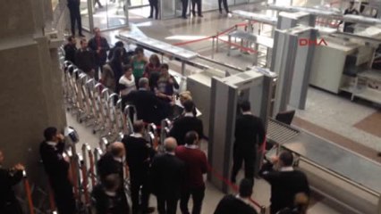 Adliyede Girişinde Aranma' Gerginliğine Çevikkuvet Müdahale Etti. 1 Kadın Avukat Yaralı