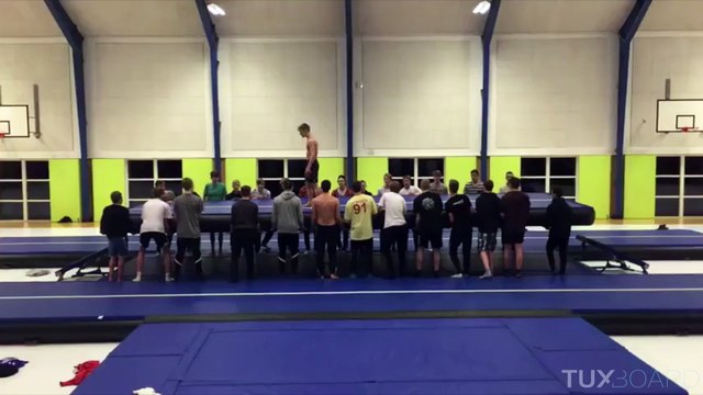 Quadruple backflip réalisé grâce à 27 personnes !