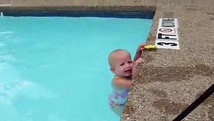 Toddler swims solo in the pool - Video Dailymotion