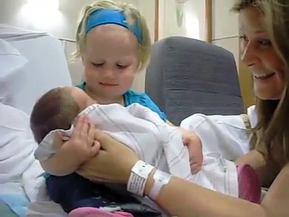 La Grande Soeur découvre son bébé de Petit Frère..