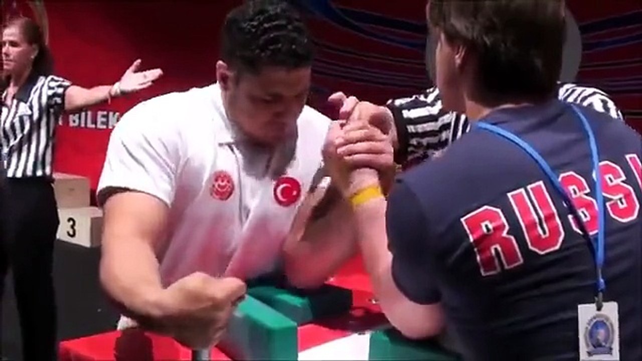 Avrupa Bilek Güreşi Turnuvasında Atar Yapan Türk (Küfür İçerir)