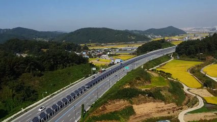 Piste cyclable écologique avec des panneaux solaires