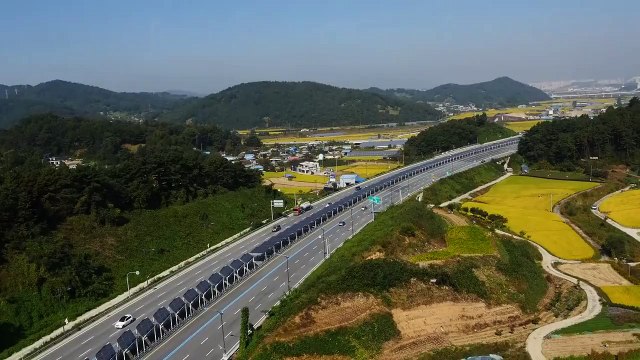 Piste cyclable avec panneaux solaires