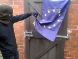 Un activiste essaie de brûler le drapeau européen