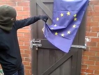 Un activiste essaie de brûler le drapeau européen