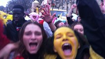 Au carnaval, les étudiants face à la caméra