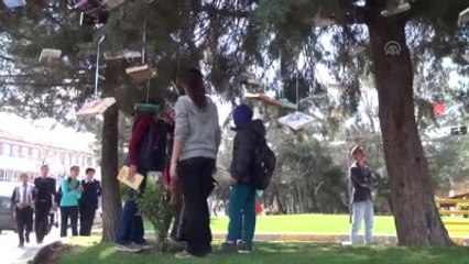 Kütüphaneler Haftası Etkinlikleri - Öğrenciler Ağaçtan Kitap Topladı