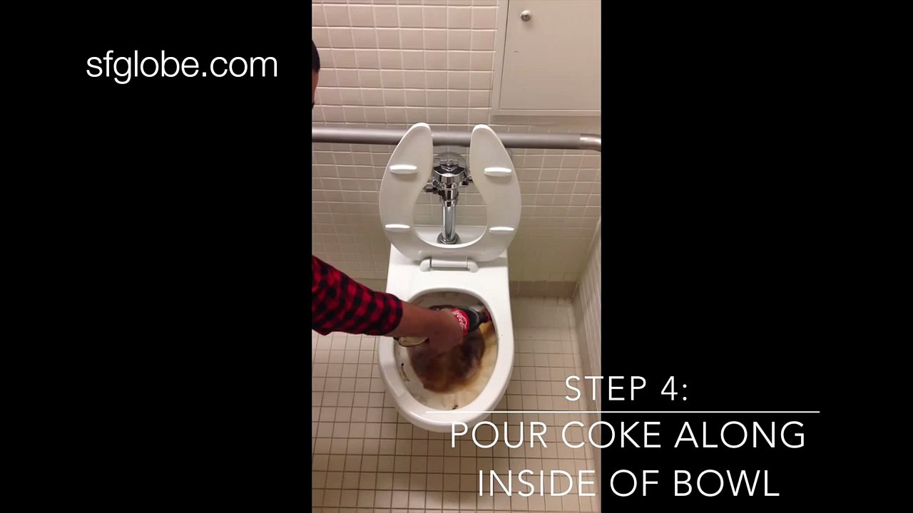 Une Bouteille Pleine de Coca dans les Toilettes