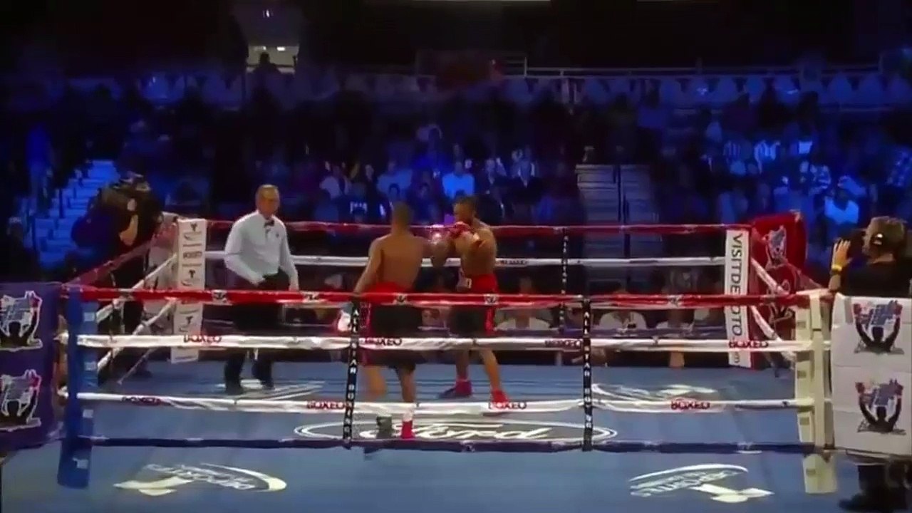 Boxe: il fait tomber son téléphone portable en plein combat !