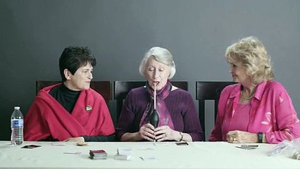 Les grands-mères fument de l'herbe pour la première fois en vidéo hilarante
