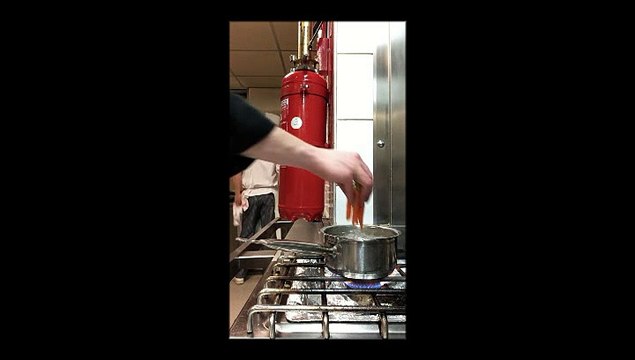 Recette ris de veau fumé au foin et son jus a la rhubarbe, garniture printaniére