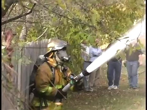 Ce pompier est le plus mauvais que j'ai jamais vu ! Regardez pourquoi !