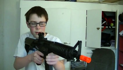 Un gamin veut imiter Norman mais il éclate son écran avec un fusil de paintball !