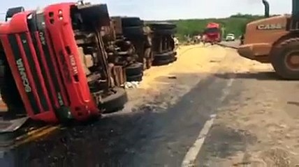 Ils veulent relever un camion, mais la situation dégénère !