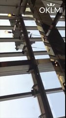 Des laveurs de vitres sont secoués par le vent au 90ème étage d'un gratte-ciel à Shangaï