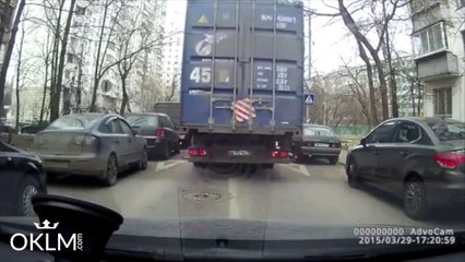 Un semi-remorque embarque une camionette