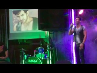 DANI BARRIOS   Y  COMO ES EL.    THEATRE YARA 2014