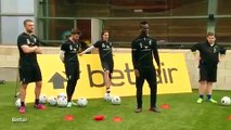 Mario Balotelli y las clases que recibió para patear los tiros libres (VIDEO)
