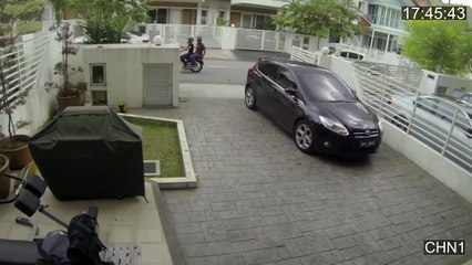 Girl fights back against bag snatcher before unexpected twist by Maxmantv