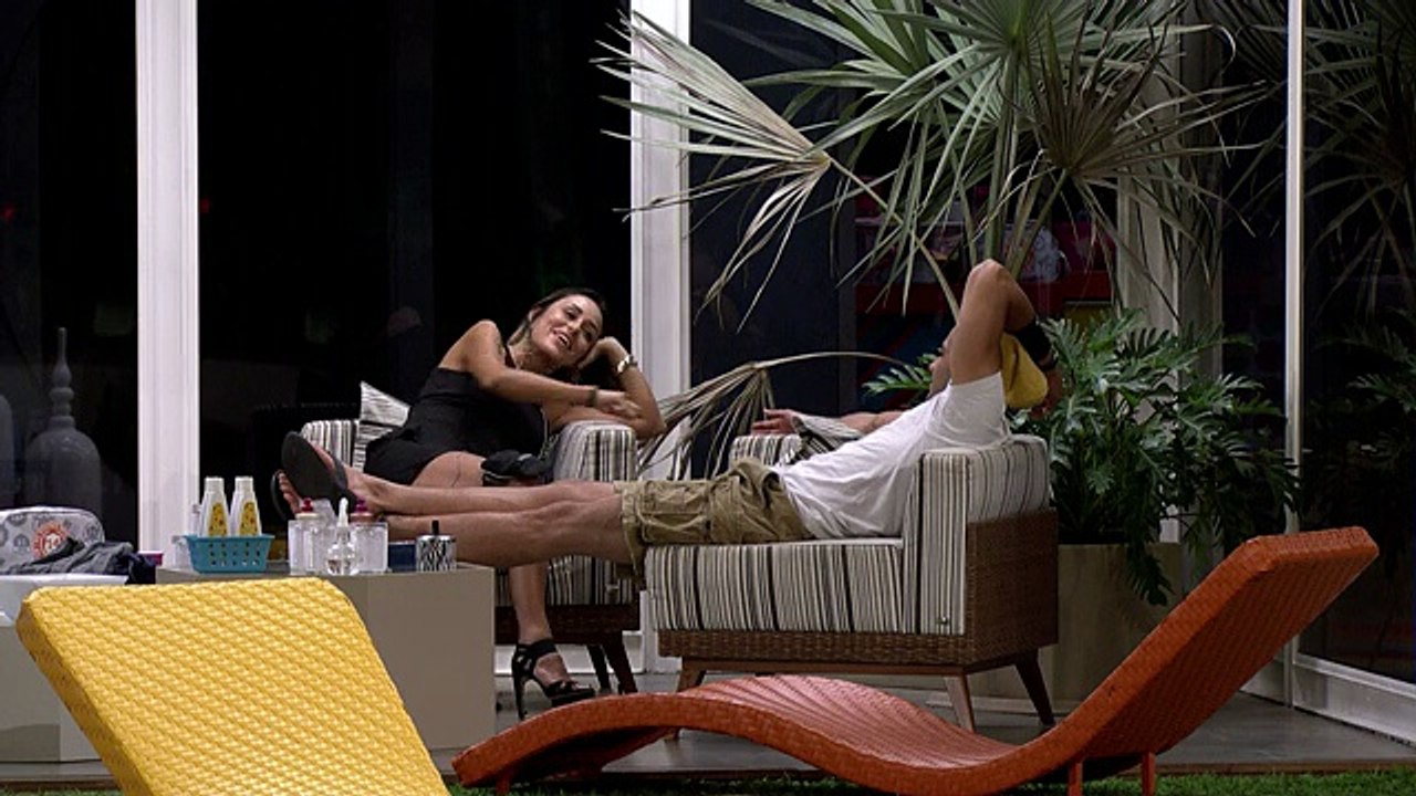 Jr e Lê conversam na varada