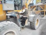 Un gamin chinois de 7 an conduit un tracteur comme un pro...