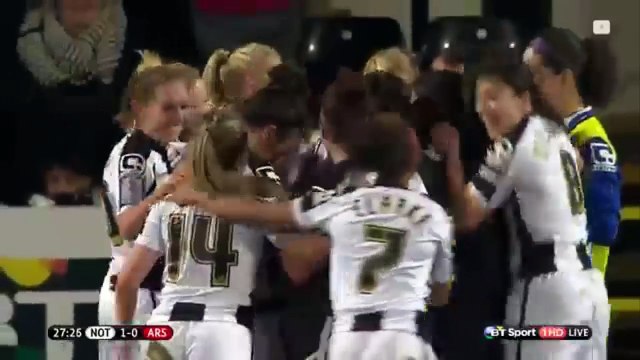 Magnifique combinaison sur coup franc des joueuses de Notts County