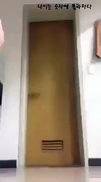 Moralité ? Toujours bien fermer la porte des toilettes ou ne pas faire de sport devant la porte des toilettes ?