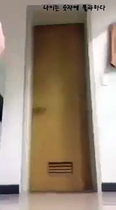 Moralité ? Toujours bien fermer la porte des toilettes ou ne pas faire de sport devant la porte des toilettes ?