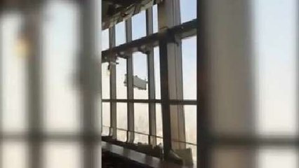 Des laveurs de vitres balancés dangereusement sur leur nacelle
