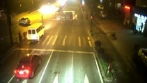 Chine : des passants soulèvent un camion pour aider un conducteur de deux-roues accidenté
