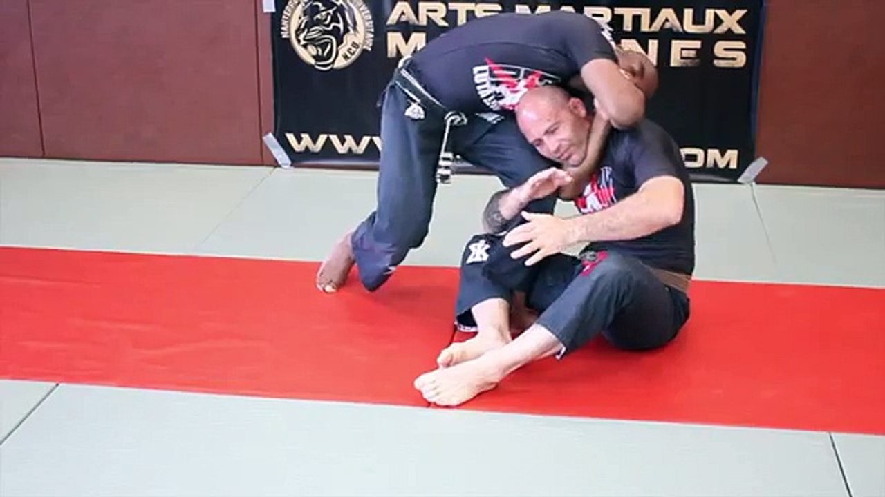 Etranglement contre adversaire en garde assise