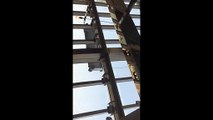 Des laveurs de carreaux au 90ème étage passent pas loin de la mort!