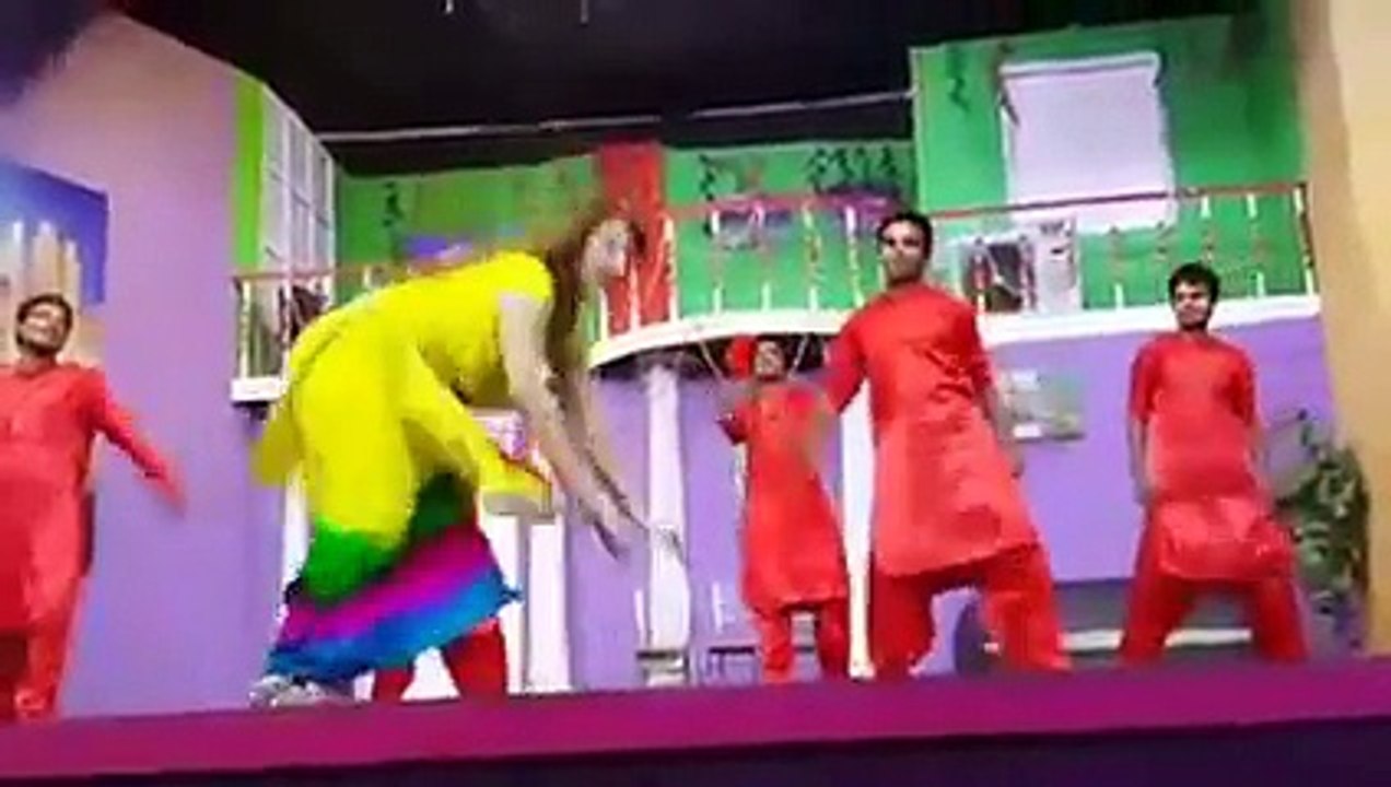 Afeen Khan Amazing Performance Tere Jaye Gabro way main khissy wich paaii phirdi