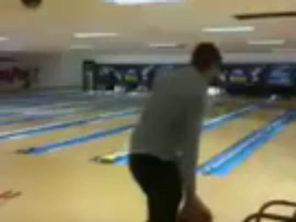 Le pire joueur de Bowling du monde ! Le rire de ses potes, c'est du bonheur ! -)