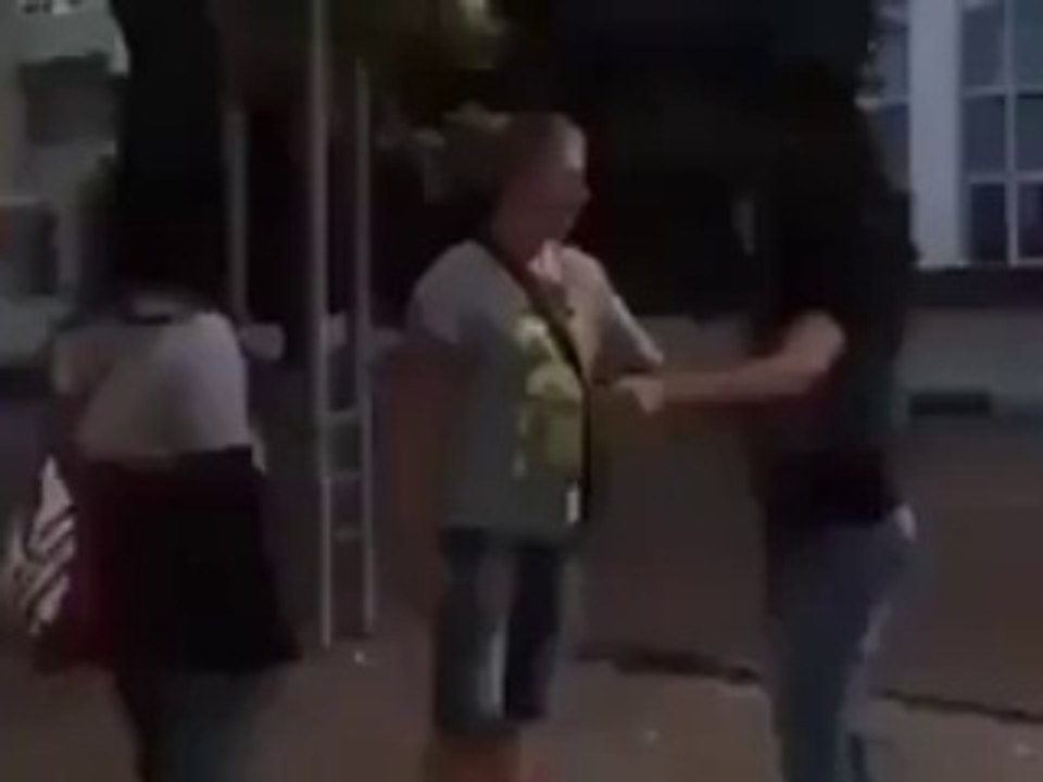 Une femme met un homme agressif KO après lui avoir mit une grosse patate de forrain !