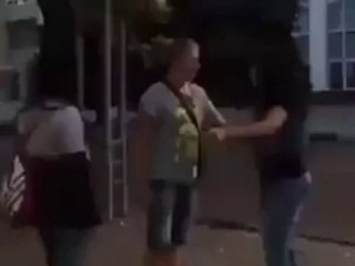 Une femme met un homme agressif KO après lui avoir mit une grosse patate de forrain !