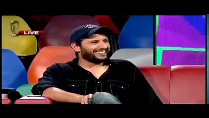 Shahid Afridi singing MAUKA MAUKA ,what is this .