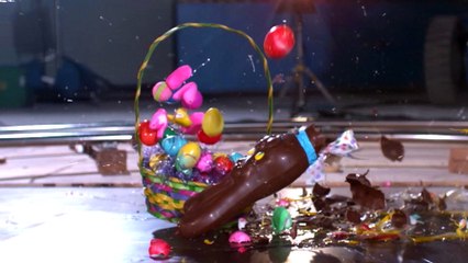 Des chocolats de Pâques détruits au ralenti