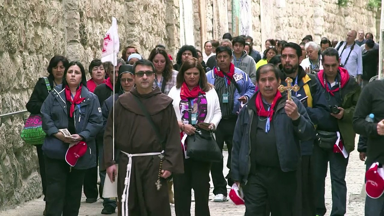 Peregrinos cristãos carregam a cruz em Jerusalém
