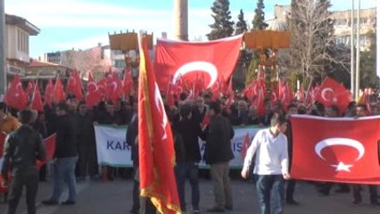 Video herunterladen: İstanbul Adliyesi'ndeki Terör Saldırısı - Protesto ve Giyabi Cenaze Namazı