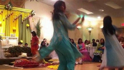 Beautiful Girls Wedding Dance ON '' Aaja Ve Aaja '' FULL HD