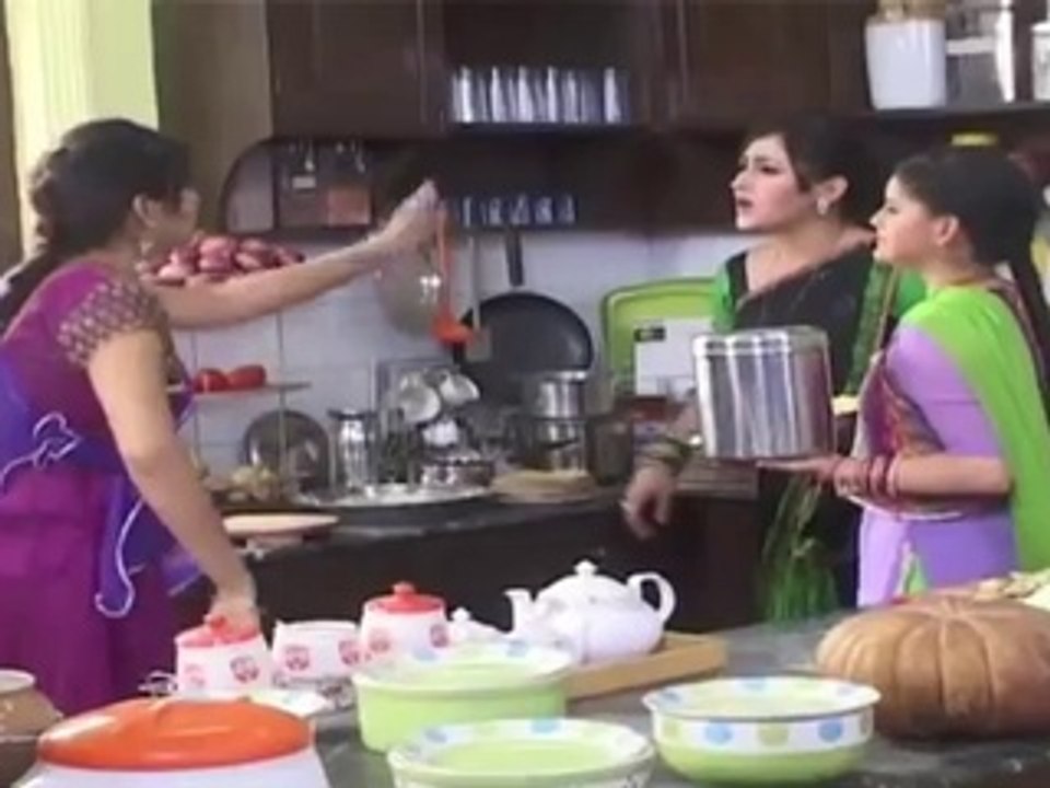 Chidiya Ghar_ Koyal and Mayuri get into a fight