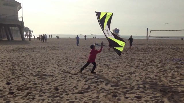 Pilote de cerf-volant surdoué joue à attrape-moi si tu peux avec un enfant!